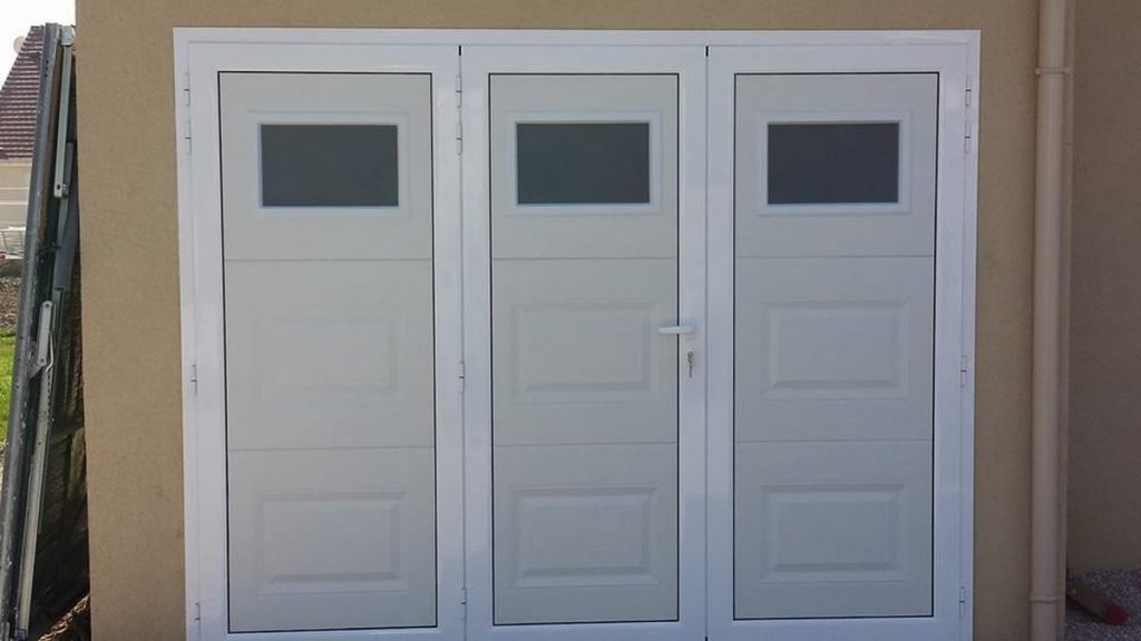 porte garage battante PVC blanche 3 vantaux hublots pose pavillon