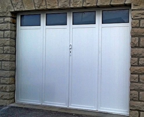 Porte garage battante pvc blanche hublots maison pierre pose