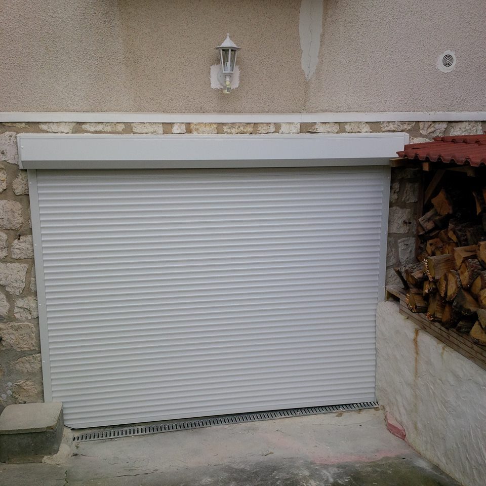Porte garage enroulable blanche coffre exterieur pose maison ile de france