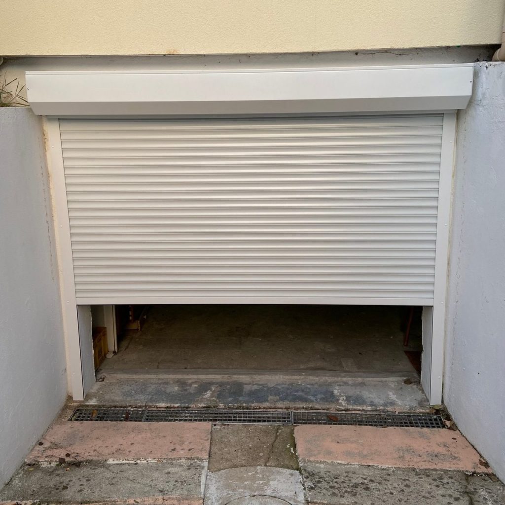 porte-garage-enroulable-blanche-coffre-exterieur-pose-pavillon