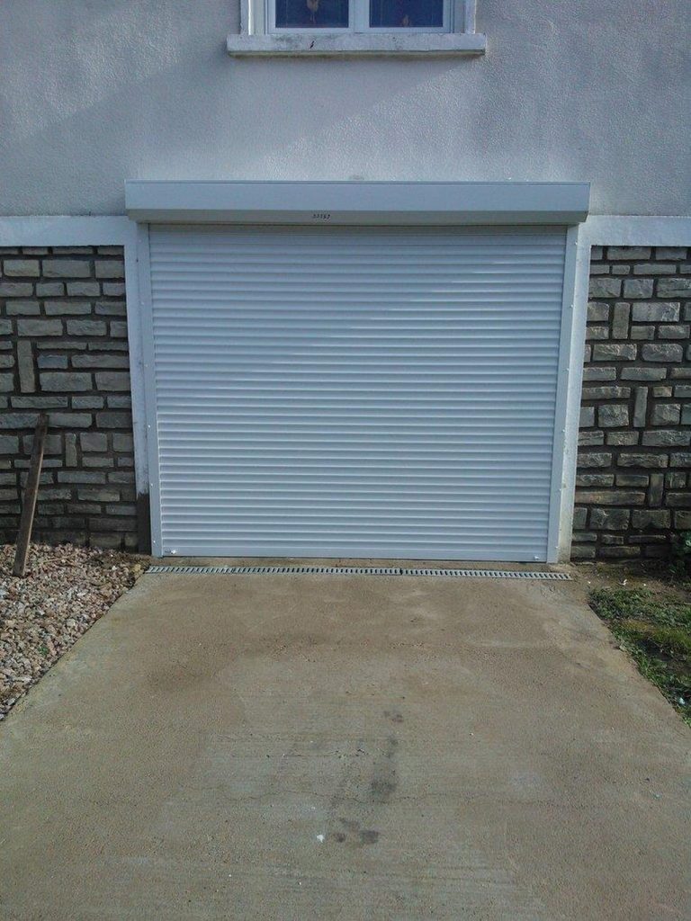 porte garage enroulable blanche coffre facade briques pose sur mesure