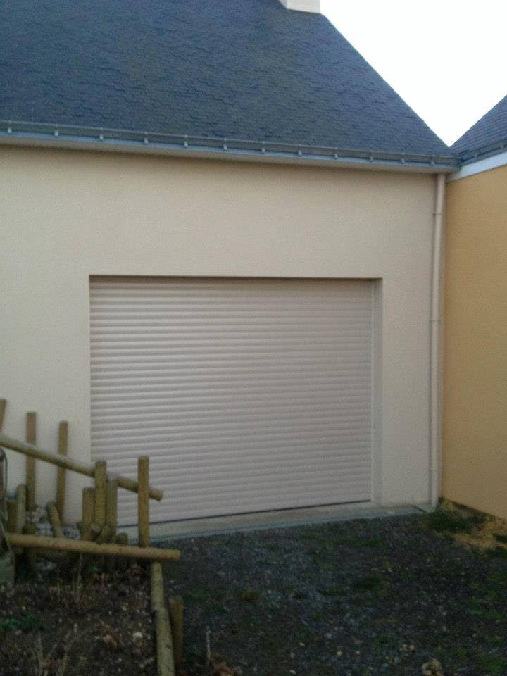 Porte garage enroulable blanche coffre integre pose sur mesure