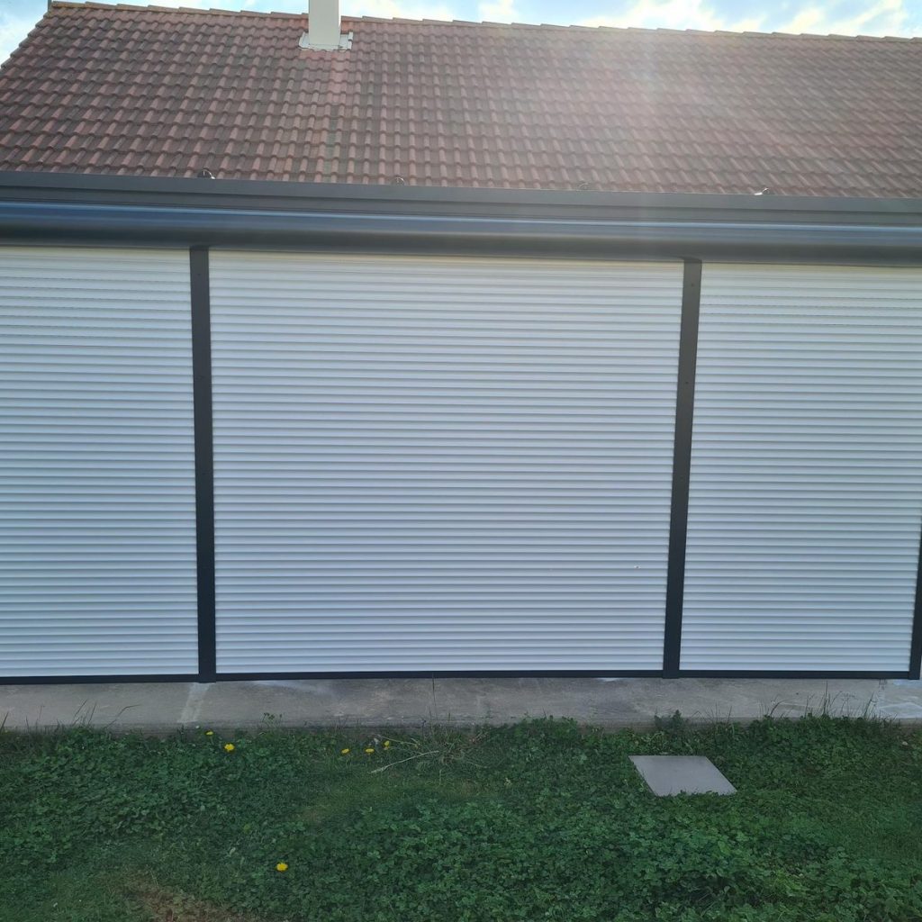 porte-garage-enroulable-blanche-double-grande-largeur-pose