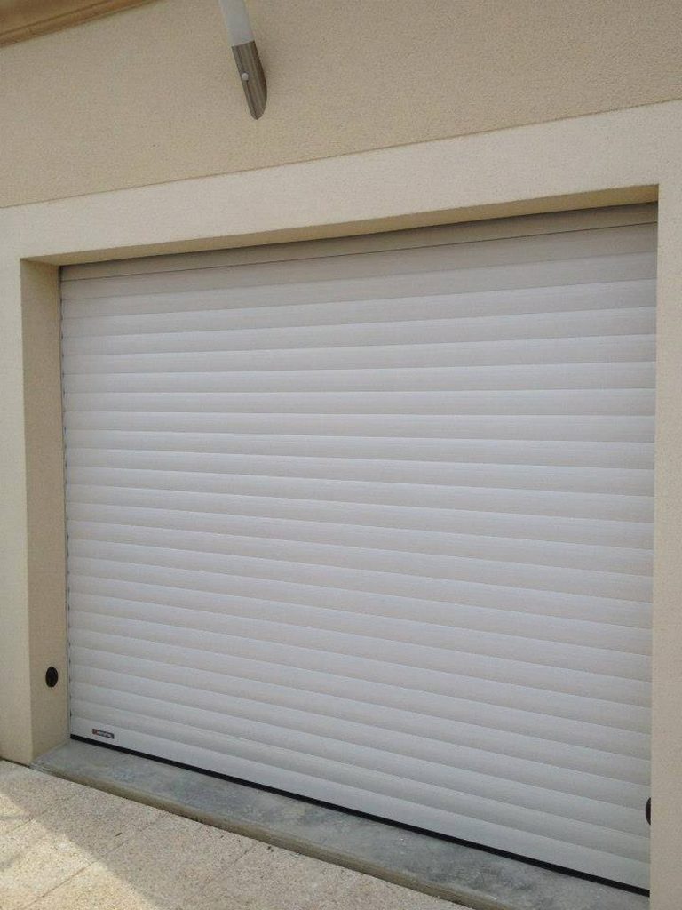 porte garage enroulable blanche motorisee pose maison moderne