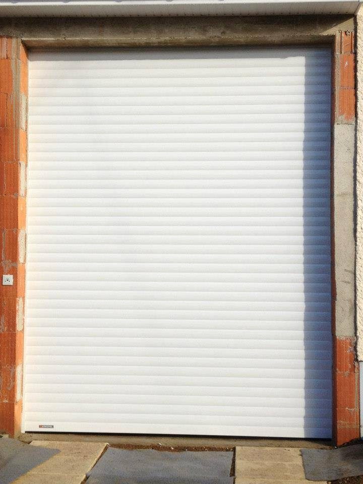 Porte garage enroulable blanche pose facade enduit ile de france
