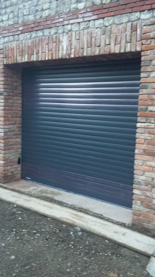 Porte garage enroulable blanche pose renovation facade pierre
