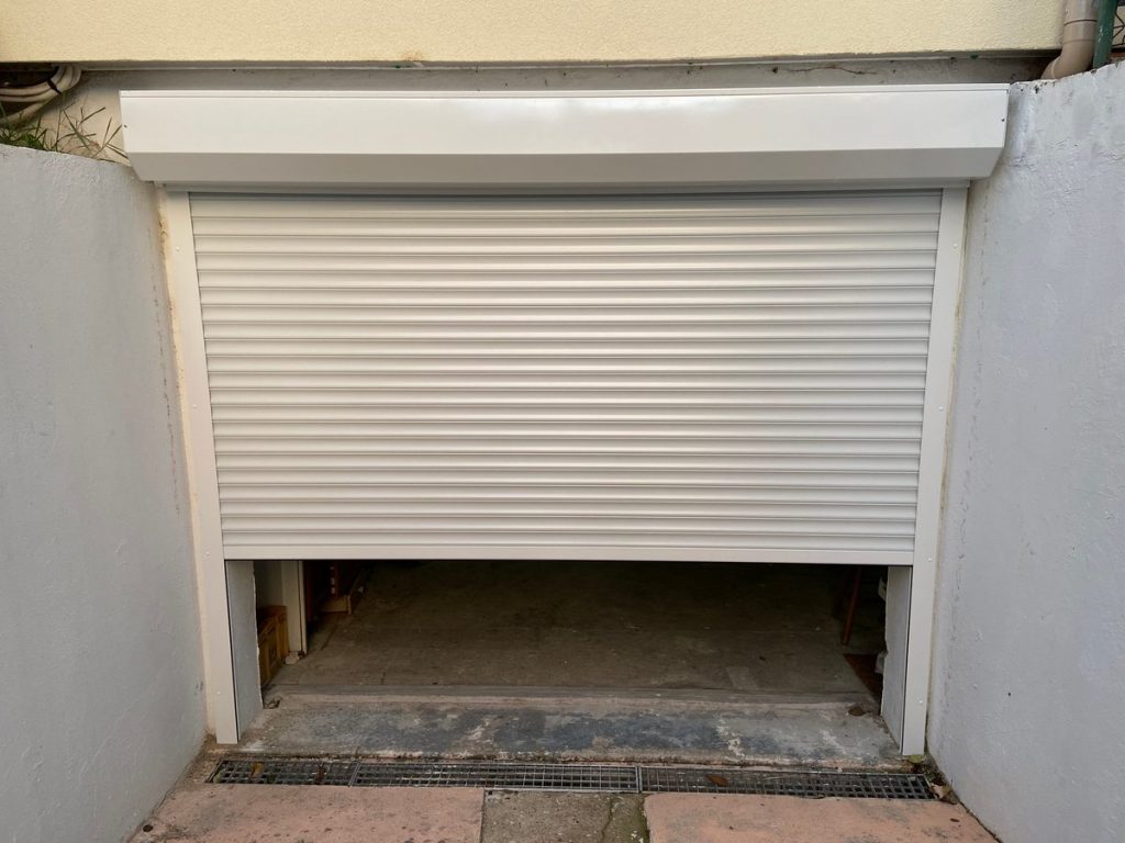 porte-garage-enroulable-blanche-semi-ouverte-coffre-pose-maison