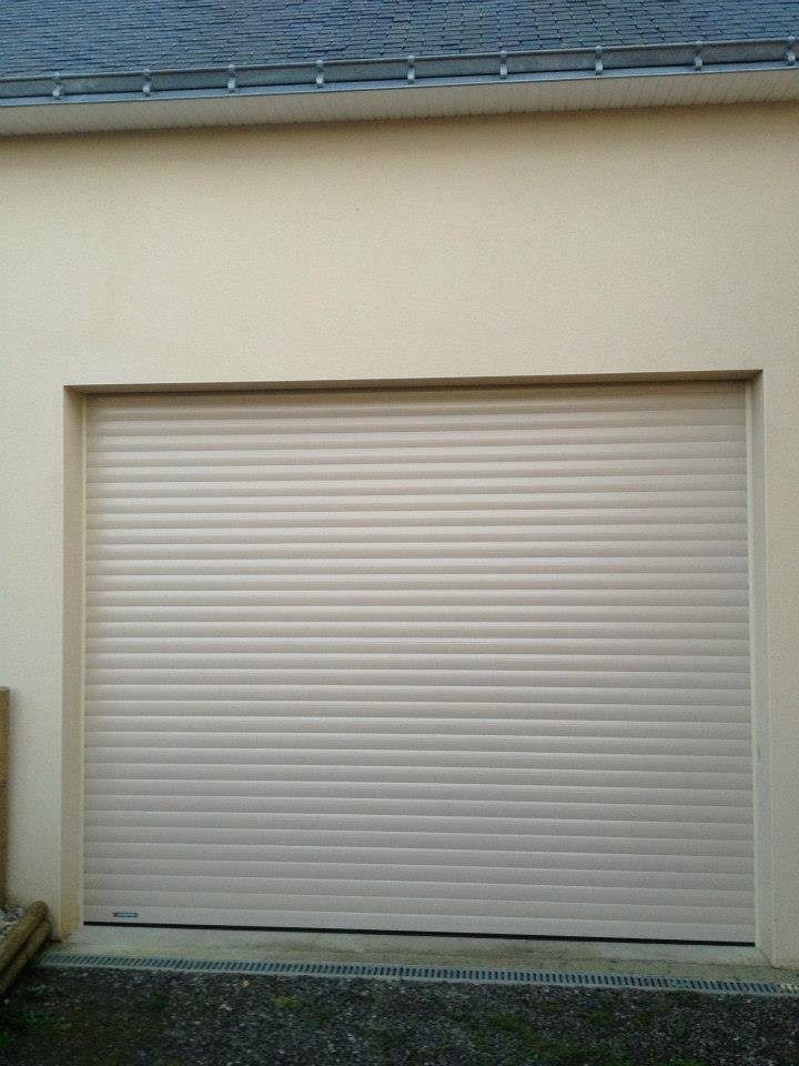 Porte garage enroulable blanche semi ouverte pose garage double