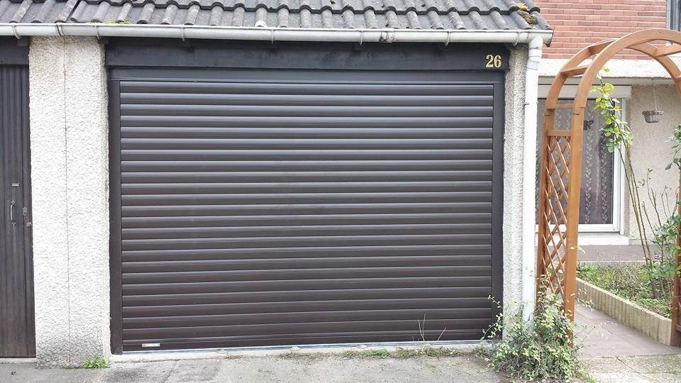 Porte garage enroulable gris anthracite pose maison contemporaine