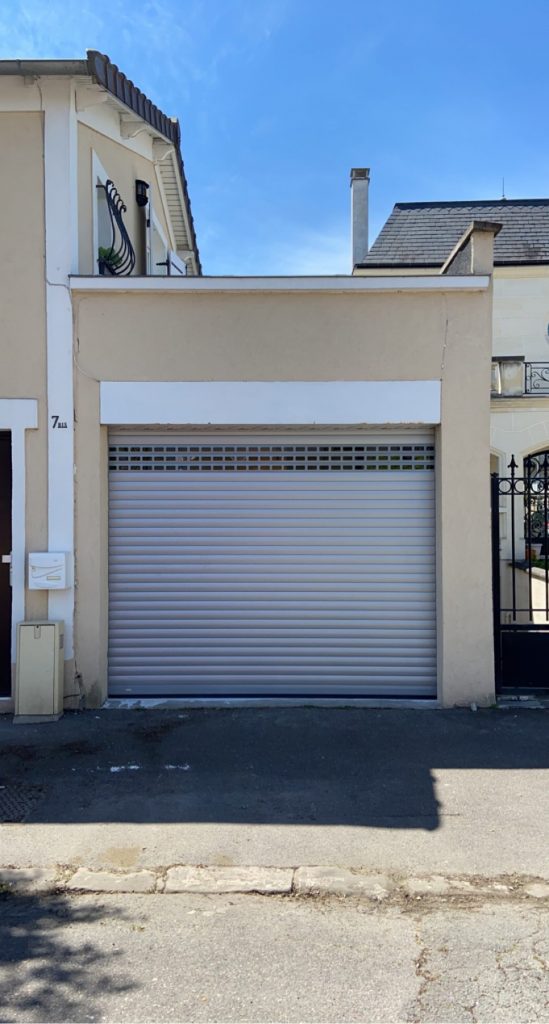 porte-garage-enroulable-grise-facade-maison-ville-pose-ile-de-france