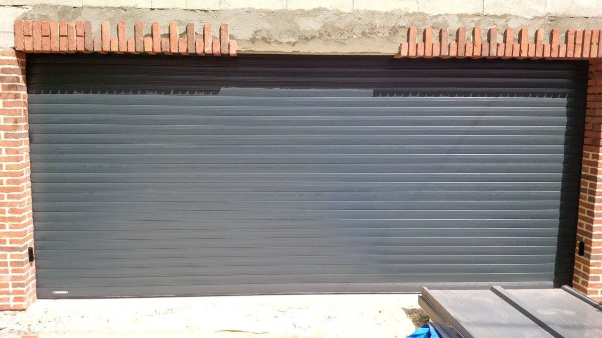 Porte garage enroulable grise motorisee pose pavillon region parisienne