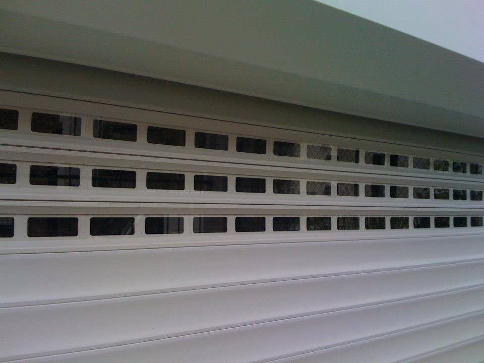 Porte garage enroulable grise pose facade moderne ile de france