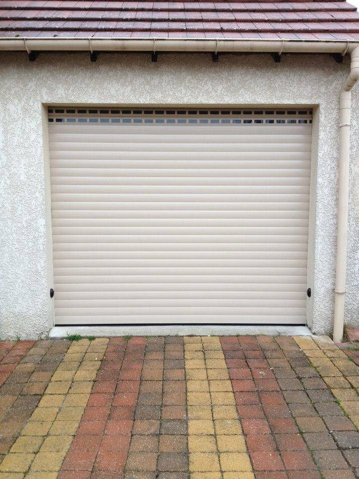 Porte garage enroulable ton bois chene dore pose maison traditionnelle