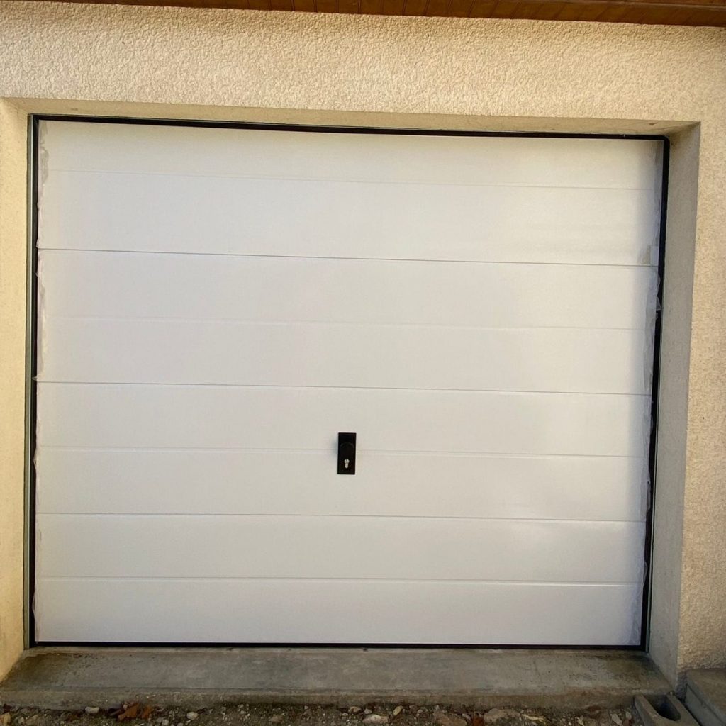 porte-garage-sectionnelle-blanche-lisse-pose-pavillon-ile-de-france