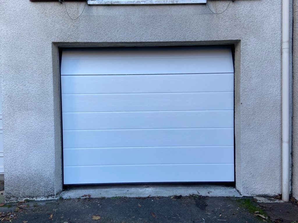 porte-garage-sectionnelle-blanche-rainuree-pose-renovation-maison