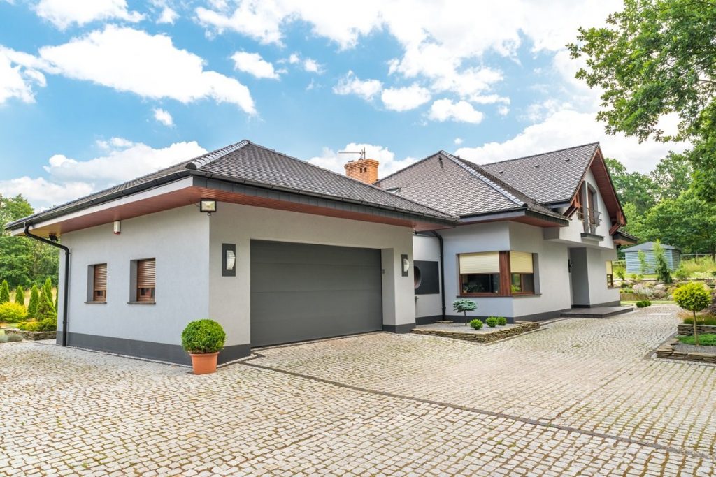 Porte de garage sectionnelle gris anthracite lisse - facade contemporaine