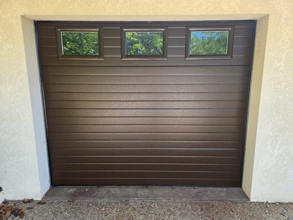 porte-garage-sectionnelle-marron-hublots-pose-region-parisienne