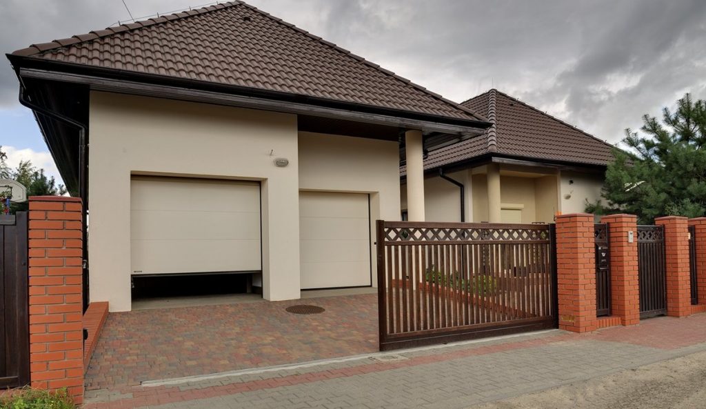 Porte de garage sectionnelle motorisee Somfy - domotique et confort