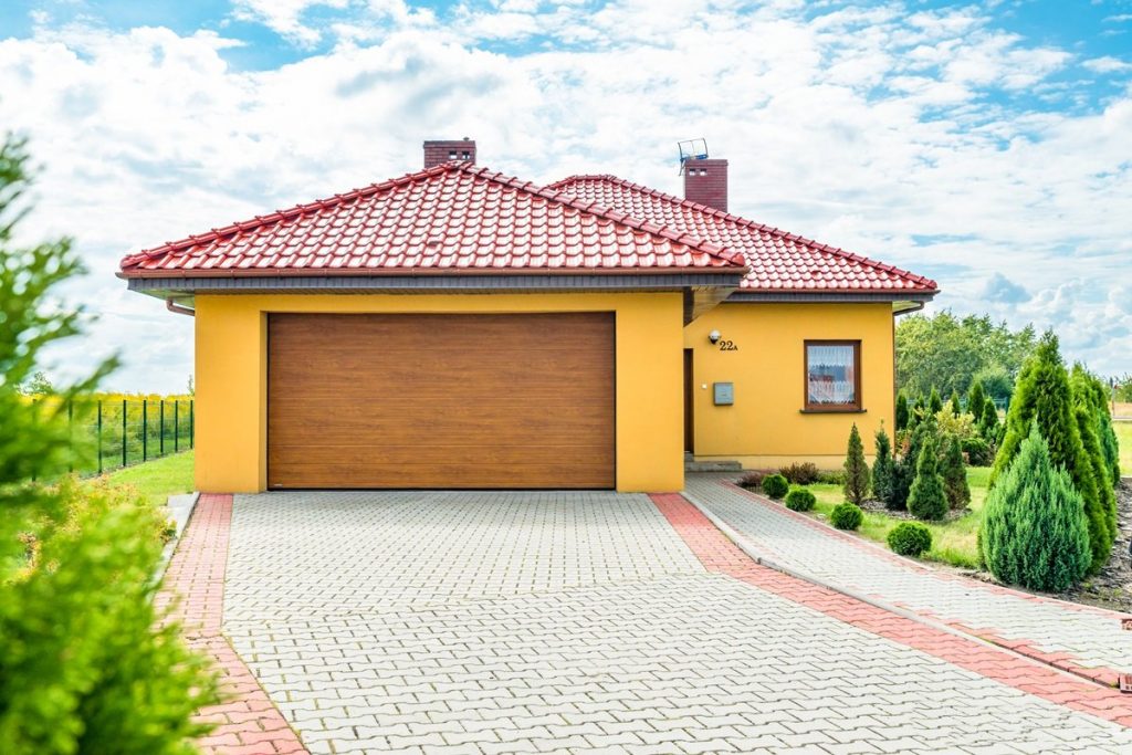 Porte de garage sectionnelle ton bois chene dore multiligne - pose sur mesure Ile-de-France