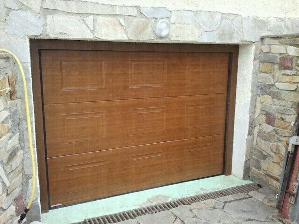 Porte garage sectionnelle ton bois chene dore cassettes facade pierre