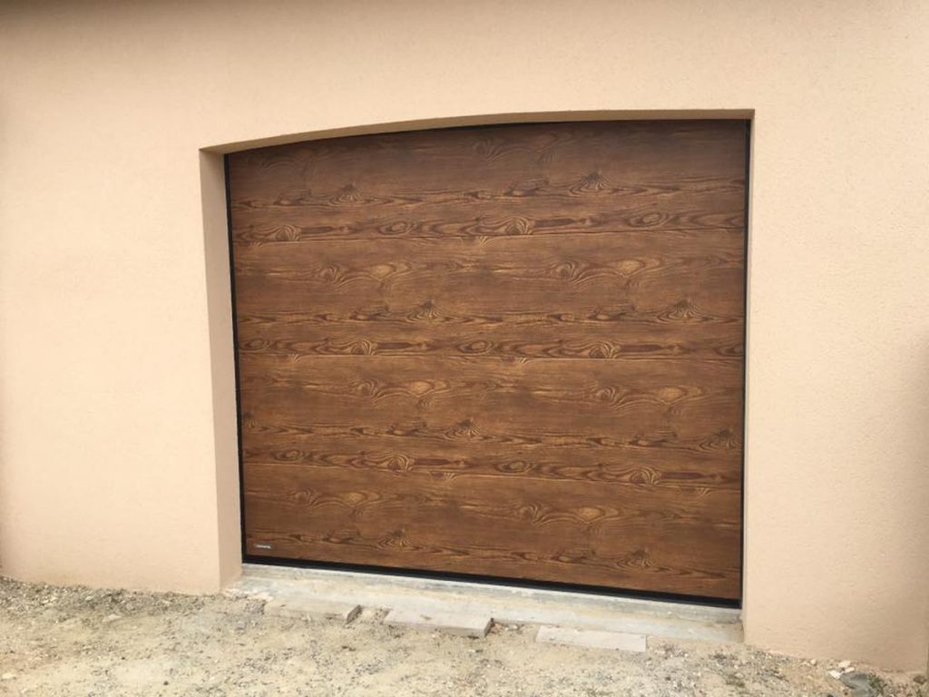 porte-garage-sectionnelle-ton-bois-fonce-noyer-pose-sur-mesure