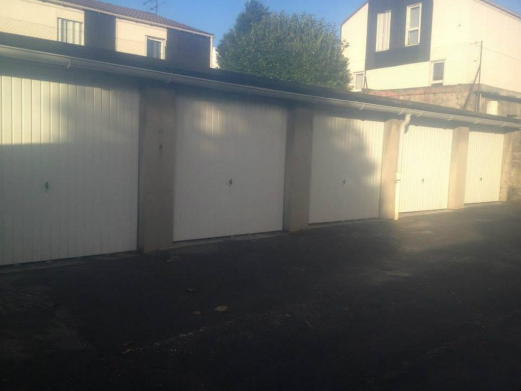 portes garage basculantes blanches pose copropriete Ile-de-France