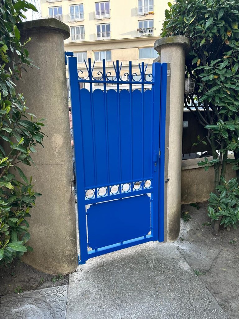 Portillon aluminium bleu barreaudage decoration pose region parisienne