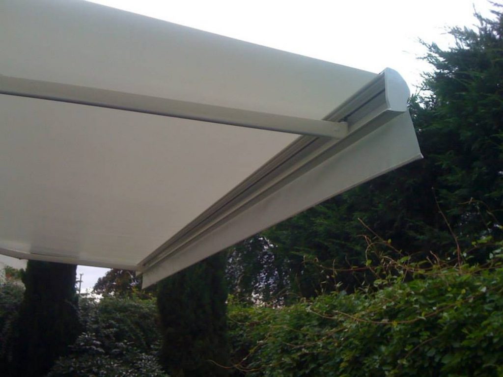 Store banne exterieur pose professionnelle sur mesure