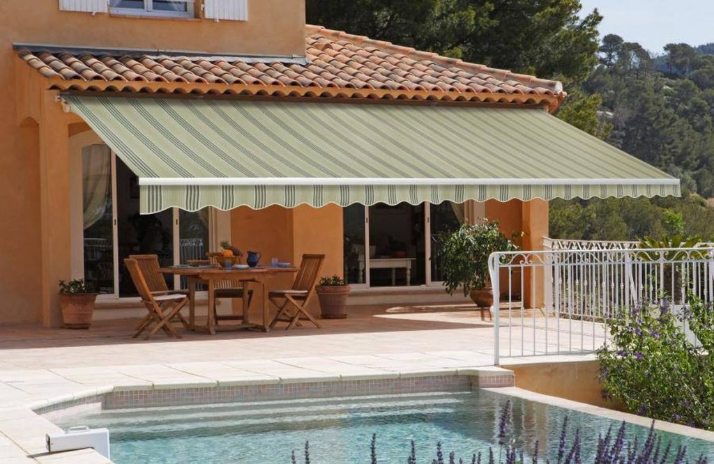 Store banne terrasse piscine rayures vertes pose maison sud