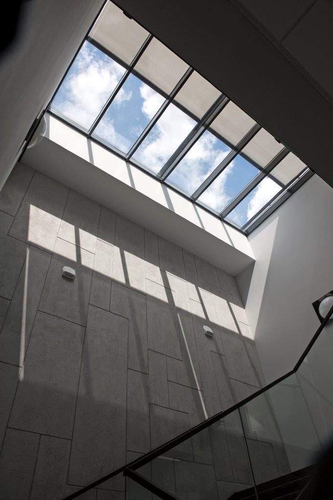 Store veranda toiture pose maison contemporaine