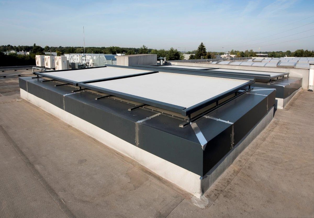 Store veranda vitre panoramique pose sur mesure