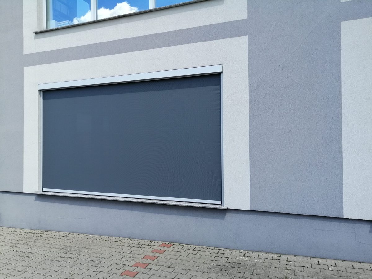 Store ZIP exterieur facade moderne pose sur mesure