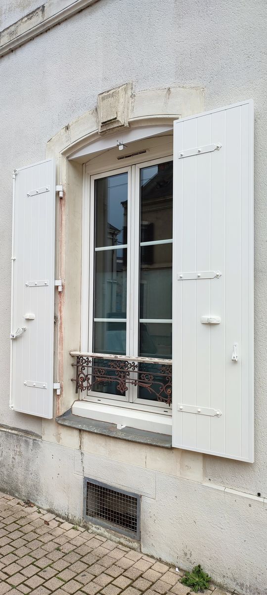 Volet battant aluminium blanc laque pose facade maison Ile-de-France