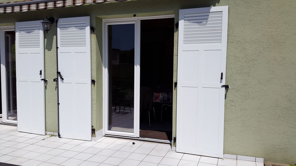 Volet battant aluminium blanc maison traditionnelle pose 04