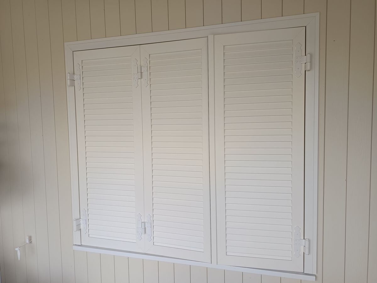 Volet battant aluminium blanc persienne detail pose 05