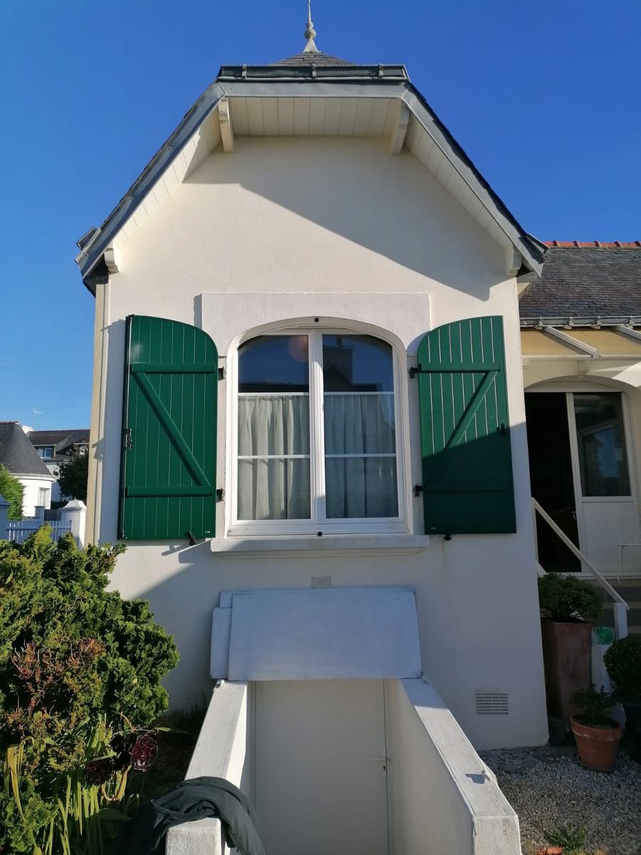 Volet battant aluminium blanc pose pavillon pose 02