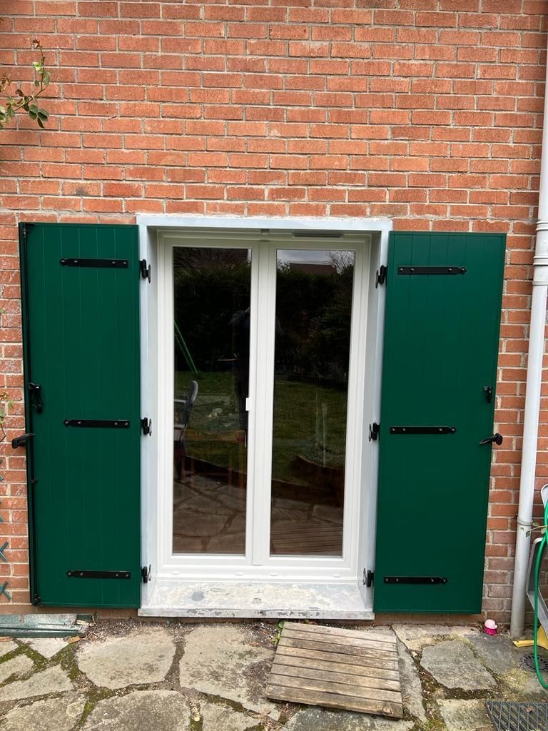 Volet battant aluminium bleu pose facade pose 01