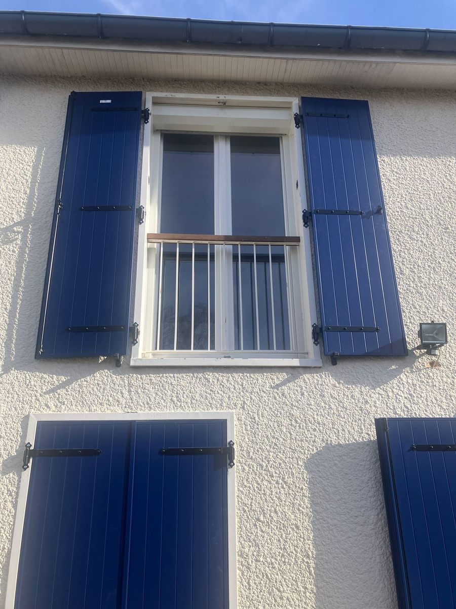 Volet battant aluminium bleu pose facade pose 02