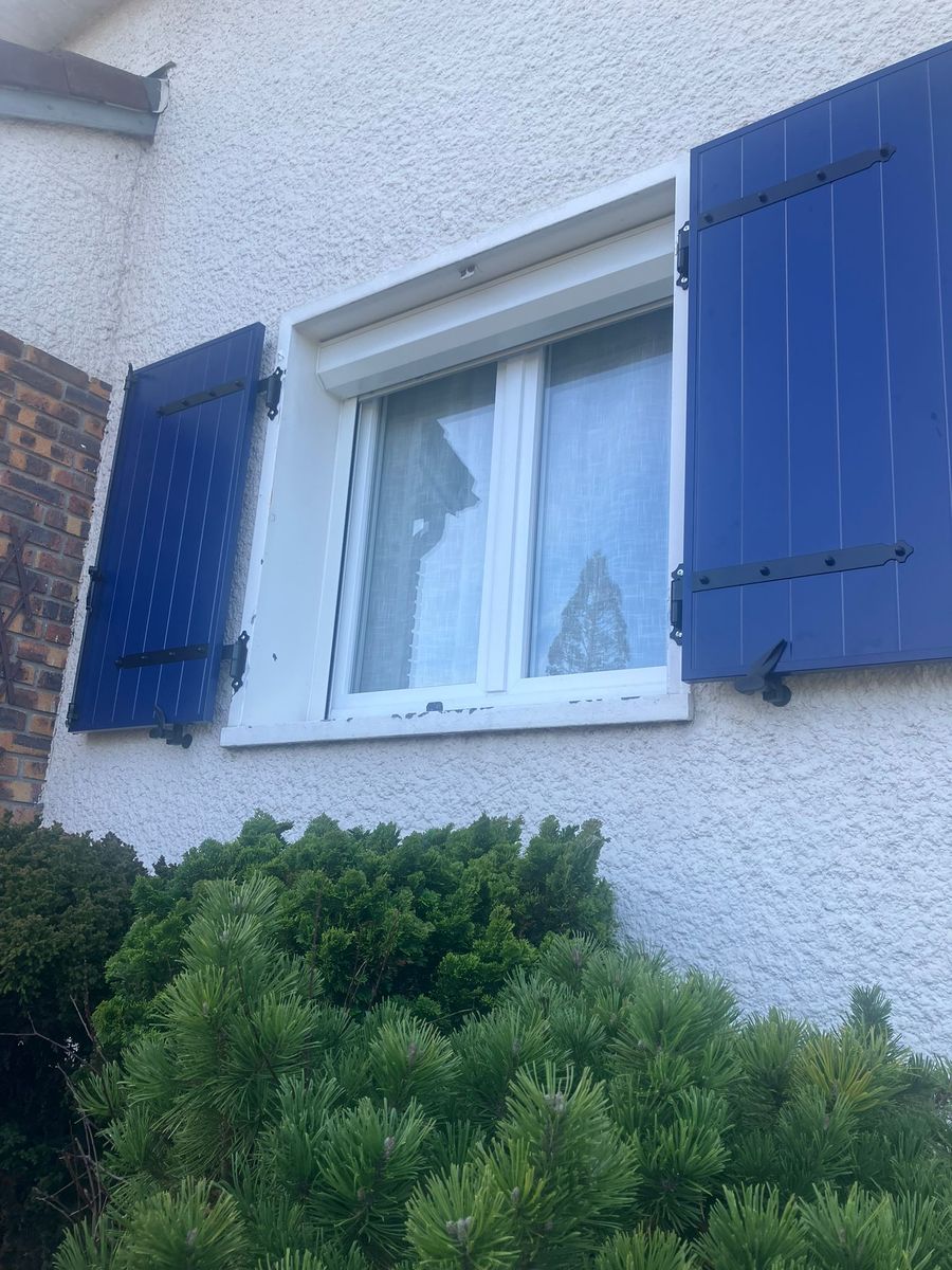 Volet battant aluminium bleu pose facade pose 03