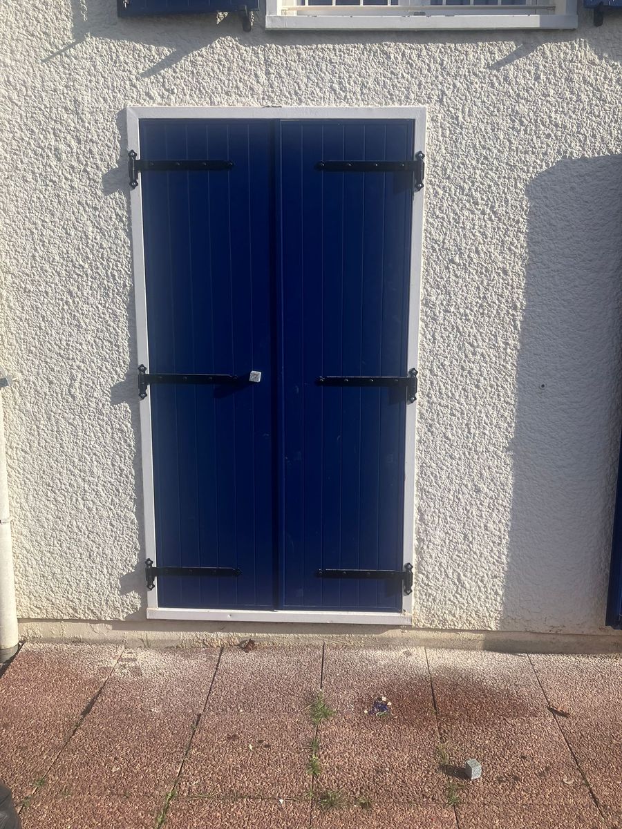 Volet battant aluminium bleu pose facade pose 04
