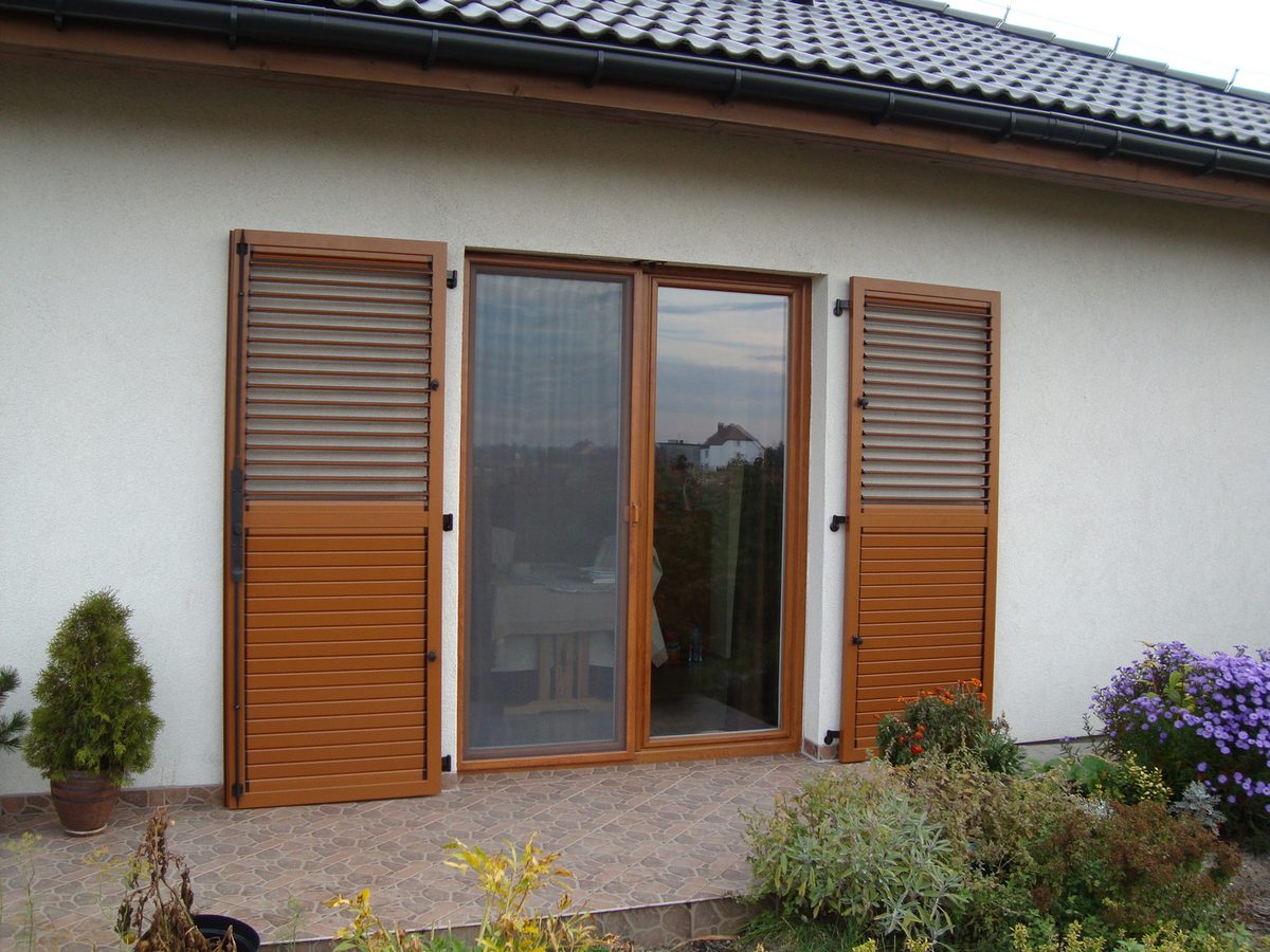 Volet battant aluminium chene dore persienne baie vitree facade pose