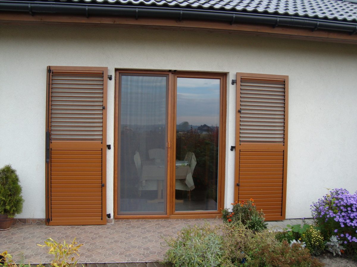Volet battant aluminium chene dore persienne baie vitree jardin pose
