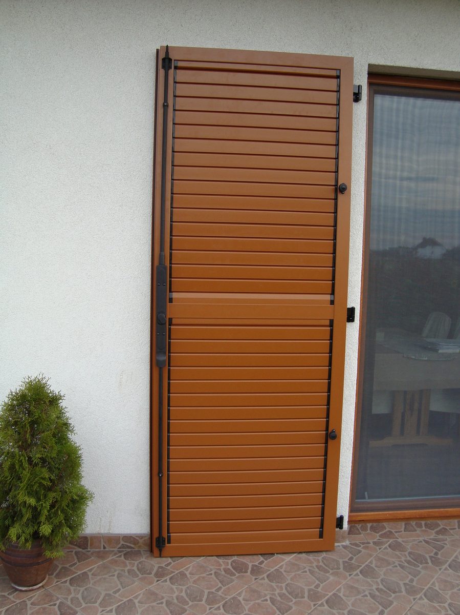 Volet battant aluminium chene dore persienne detail vantail pose
