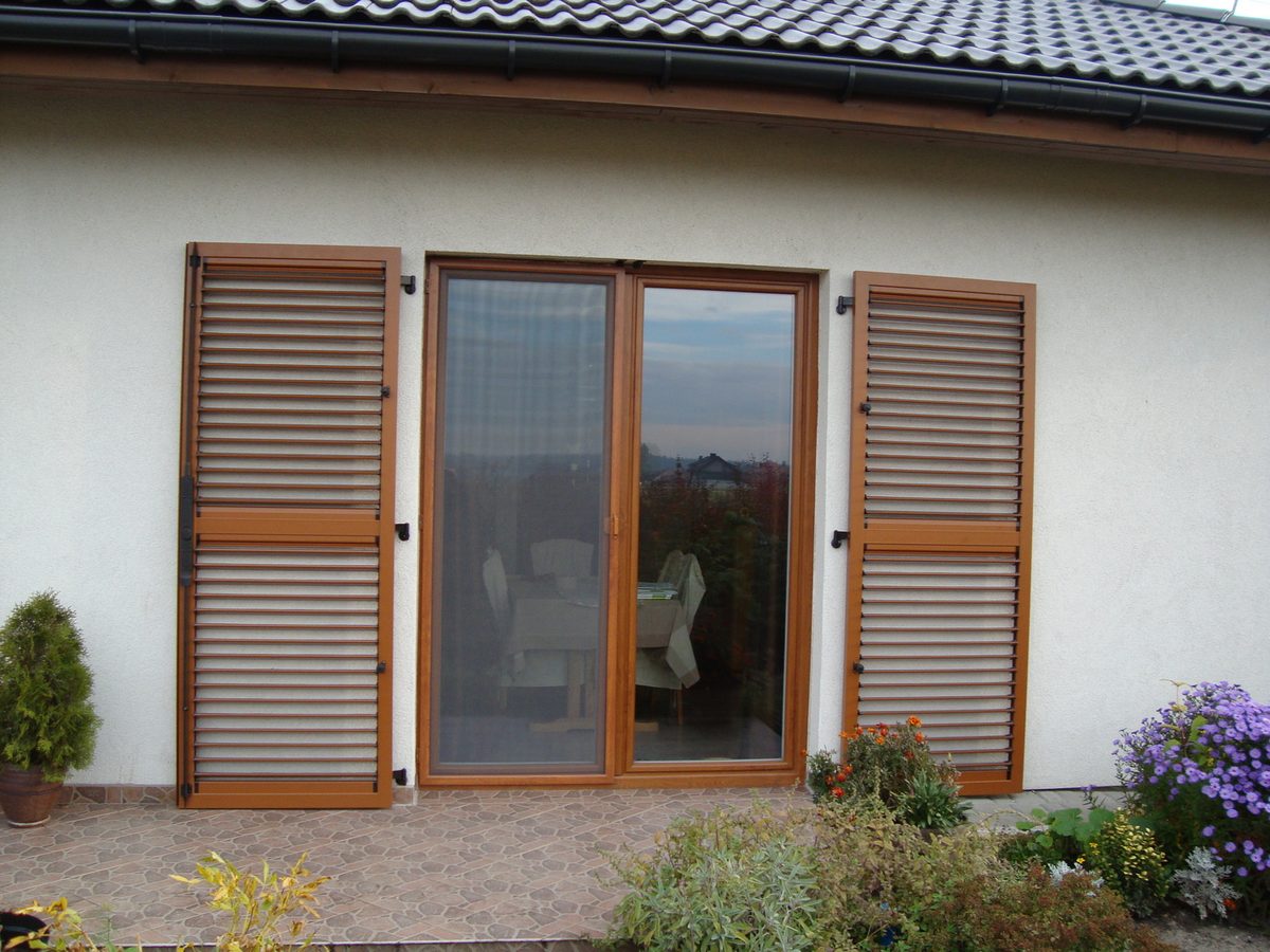 Volet battant aluminium chene dore persienne facade laterale pose