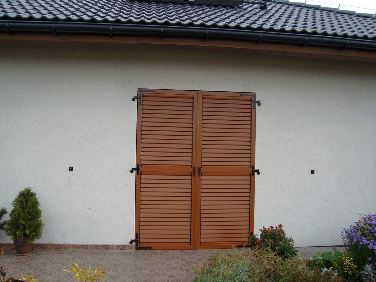 Volet battant aluminium chene dore persienne grande baie ferme pose