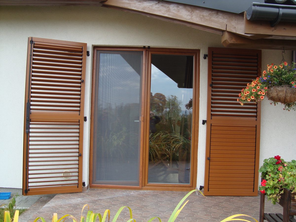 Volet battant aluminium chene dore persienne porte fenetre fleurs pose