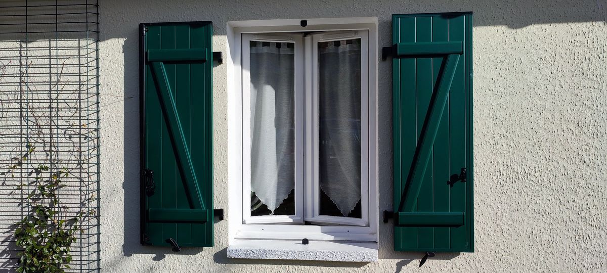 Volet battant aluminium gris anthracite detail pose 01