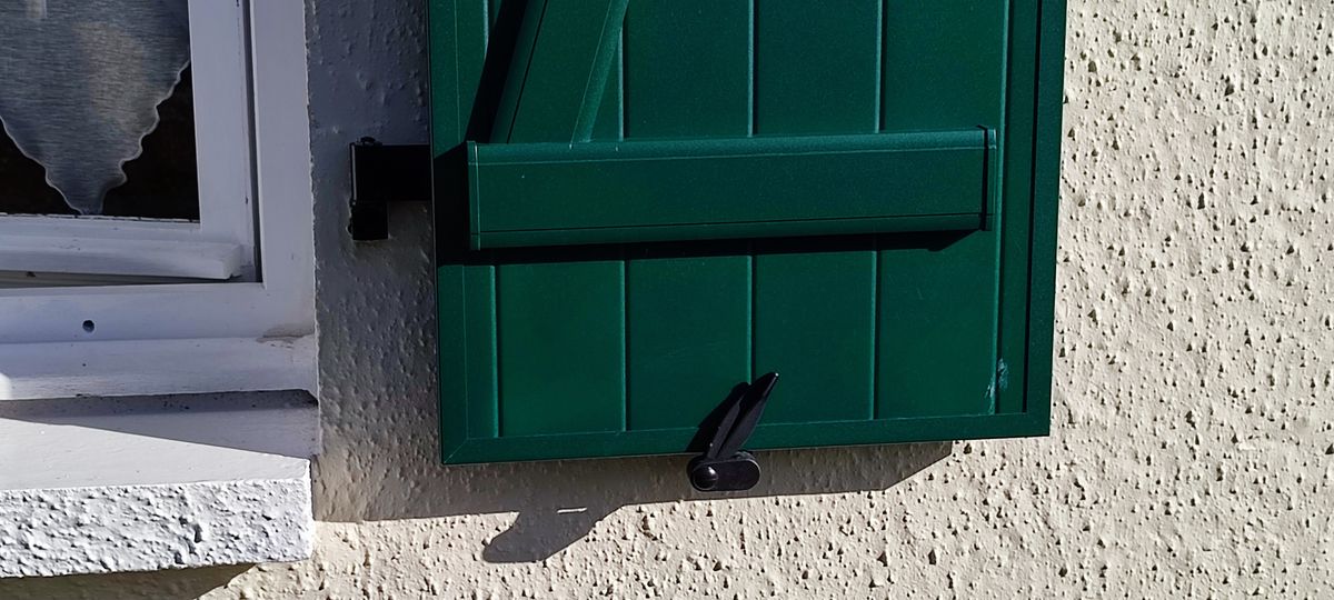 Volet battant aluminium gris anthracite detail pose 03