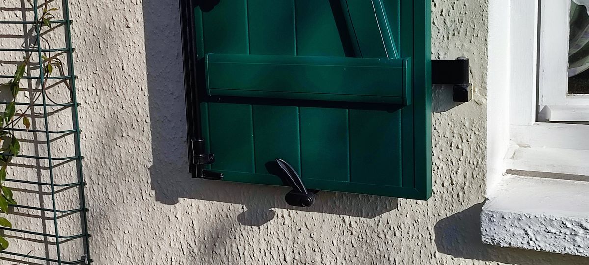 Volet battant aluminium gris anthracite detail pose 04