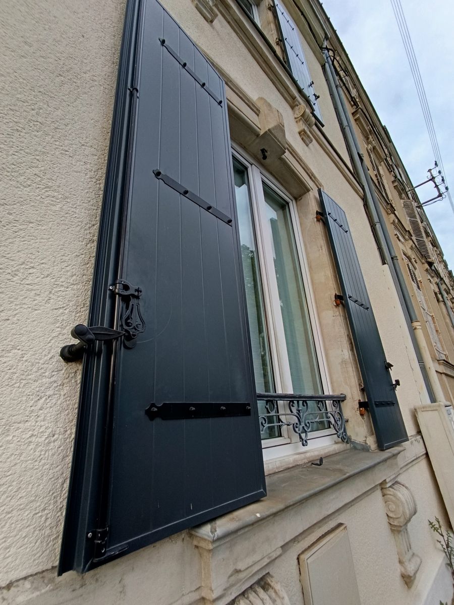 Volet battant aluminium gris anthracite facade pierre pose sur mesure